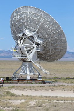Güneşli bir günde, Socorro yakınlarında büyük bir radyo teleskopunun dikey görüntüsü.
