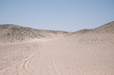 Mısır 'da mavi gökyüzü arka planında Sahra Çölü