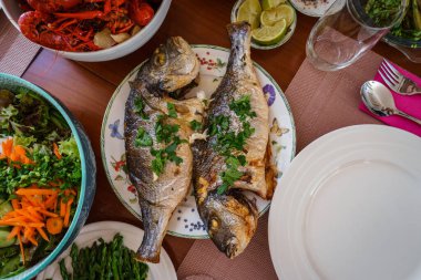 Baharatlı kızarmış balık manzarası.