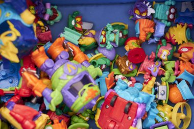 Farklı Magic Box markası Super Things oyuncaklarının panoramik bir görüntüsü.