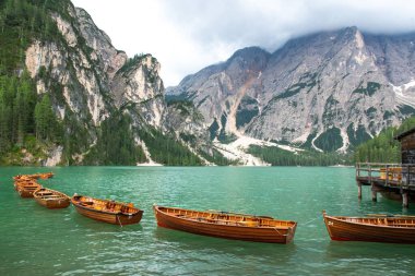 Dağlarla çevrili bir göl manzarası.