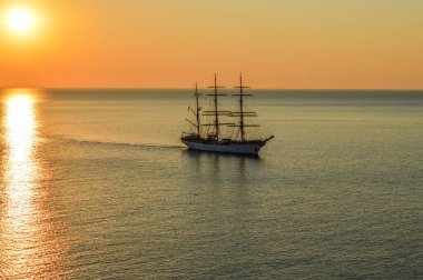 Yunanistan 'da güneş doğarken denizde seyreden bir geminin hava görüntüsü