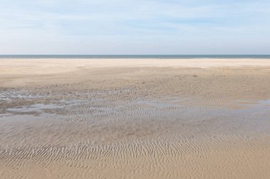 Gündüz vakti boş bir plajın güzel bir görüntüsü.