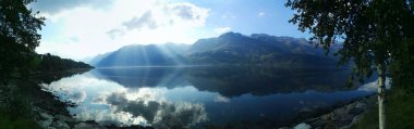Norveç 'in güneyindeki bir gölden panoramik bir manzara