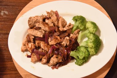 Tabakta et ve brokoli tabağı