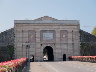 İtalya 'da kemerli bir binaya yakın çekim.