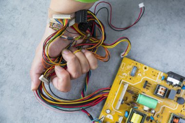 Elektronik anakart ve izometrik işlemci mikroçip dijital yaşam konseptiyle insan eline bağlı.