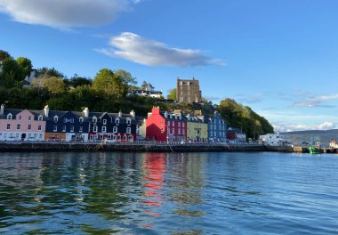 Tobermory, Kanada 'da mavi gökyüzünün altında büyüleyici bir deniz manzarası.