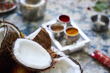 Arka planda baharat bulunan Hindistan cevizi meyvelerinin seçici odak noktası.