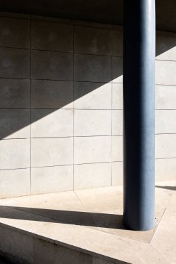 Modern beton duvarın mimari detaylarının dikey görüntüsü.