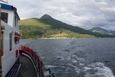 İskoçya 'da bir teknenin arkasındaki denizin güzel manzarası.
