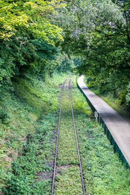 Vadi demiryolunun güzel bir görüntüsü.