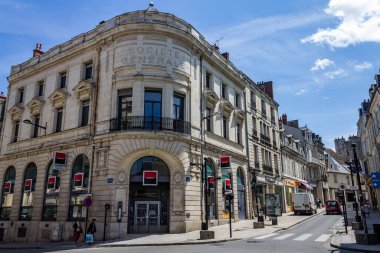 Bourges, Fransa 'daki tarihi binaların düşük açılı görüntüsü.