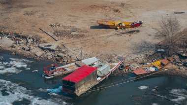 Kıyıdaki teknelere yakın çekim.