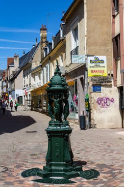 Bourges, Fransa 'daki caddelerin ve tarihi binaların açık hava görüntüsü