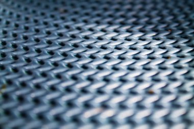 Gümüş paslanmaz çelik yüzeyin yüzeyinde delikler var.