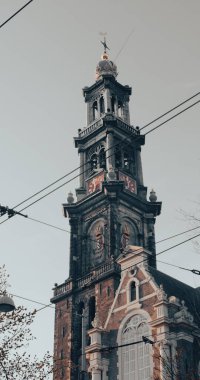 Amsterdam 'daki Westerkerk kilisesinin klasik bir fotoğrafı.