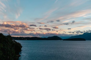 Gün batımında güzel gökyüzünün altında deniz manzarası.
