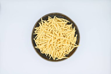 Beyaz arka planda çiğ trofie makarna manzarası