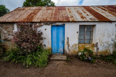 Paslı çatılı eski evin dış yüzeyi.