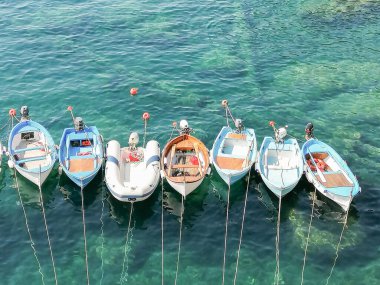 İtalya 'nın Cinque Terre plajına yanaşmış yüksek açılı bir tekne görüntüsü.