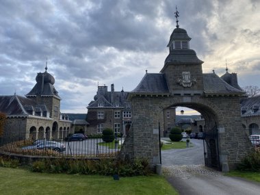 Manoir de Lebioles şatosunun Gri bulutlu gökyüzü ile Belçika, Spa 'dan girişi