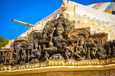 Hindistan 'daki Khajuraho tapınağındaki eski taş heykellerin yakın çekimi.