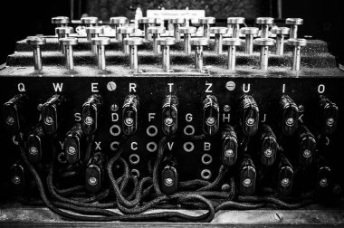 Bletchley Parkı 'ndaki nadir bulunan bir Alman 2. Dünya Savaşı' nın Enigma makinesinin buji panosunun gri tonlu görüntüsü.