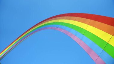 Mavi gökkuşağına karşı güzel bir gökkuşağı