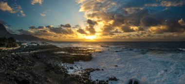 İspanya, Büyük Kanarya 'da günbatımında Atlantik Okyanusu manzarası