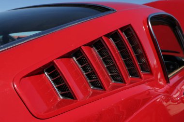 1966 model Ford Mustang 'in yolcu tarafı hoparlörleri gösteriyor..