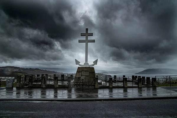 Вертикальний Знімок Вільного Французького Меморіального Хреста Під Туманними Хмарами Гріноку — стокове фото