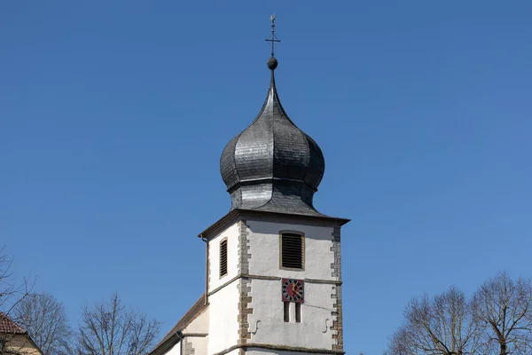 Niski Kąt Ujęcia Starożytnego Kościoła Niemczech Słoneczny Dzień — Zdjęcie stockowe
