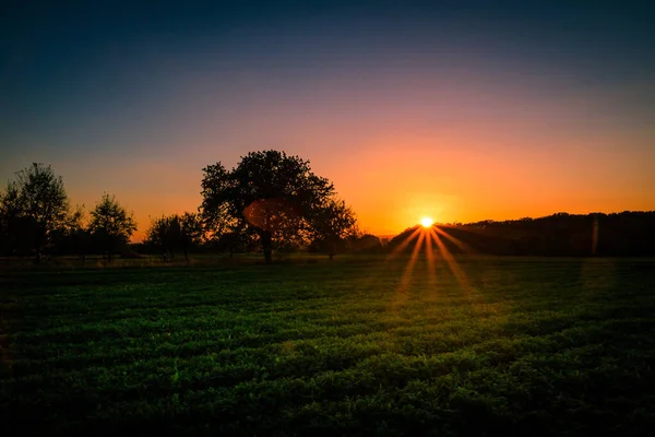 Vacker Utsikt Över Solnedgången Bakom Kullen — Stockfoto