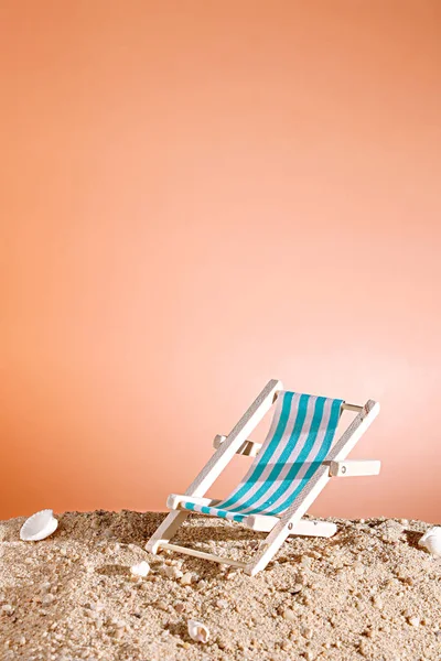 Eine Vertikale Nahaufnahme Einer Miniatur Eines Strandkorbs Auf Sand Urlaubskonzept — Stockfoto