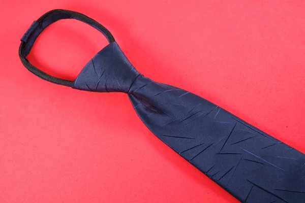 Синя Краватка Ізольована Червоному Тлі — стокове фото