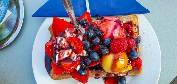 覆满草莓和草莓的冰激凌的华夫饼 — 图库照片