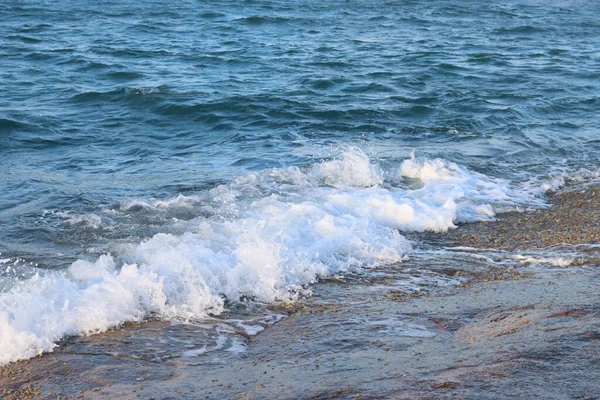 Krásný Výhled Šplouchající Mořské Vlny Pláži — Stock fotografie