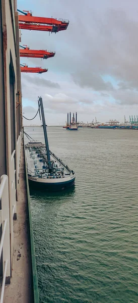 Limanda Tam Ranza Taşıyacak Bir Gemi — Stok fotoğraf