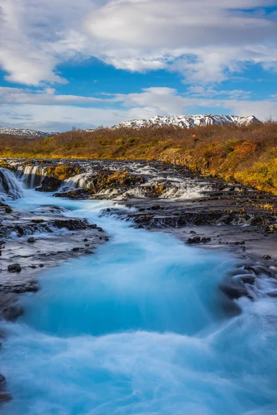 Vertikal Landskap Scen Bruarfoss Vattenfall Stenar Mot Blå Molnig Himmel — Stockfoto