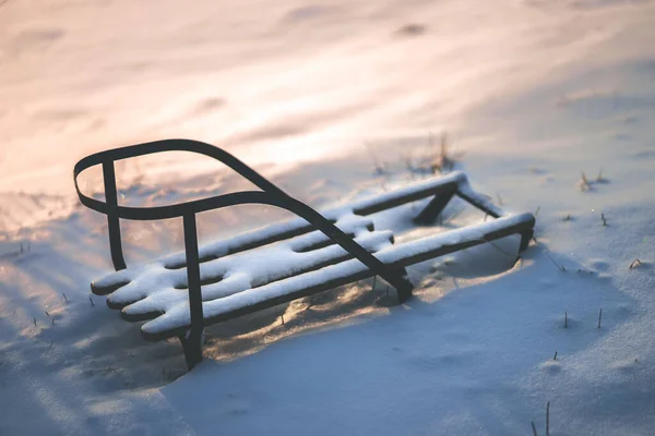 Primo Piano Una Slitta Metallo Coperta Neve Terreno Innevato Durante — Foto Stock