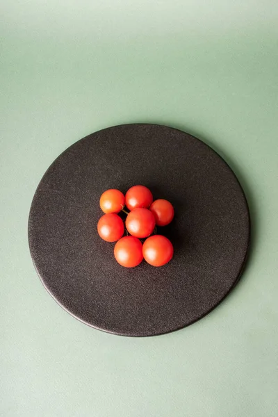 Une Vue Dessus Bouquet Petites Tomates Sur Plaque Noire Fond — Photo