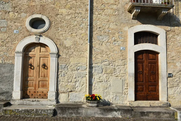Πόρτες Ενός Παλιού Σπιτιού Στην Castrovalva Μια Πόλη Στο Abruzzo — Φωτογραφία Αρχείου