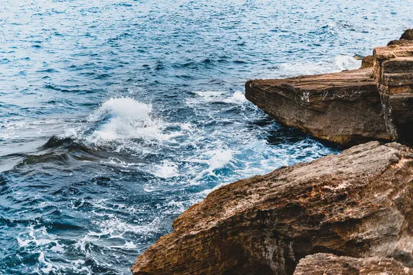 Een Oceaan Golven Raken Enorme Rotsen Kust Perfect Voor Achtergrond — Stockfoto