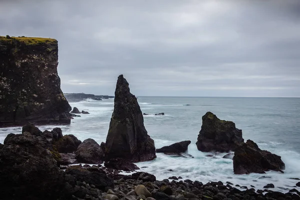 アイスランドの岩だらけの海岸やレイキャーンズの崖の自然を長時間露光 — ストック写真