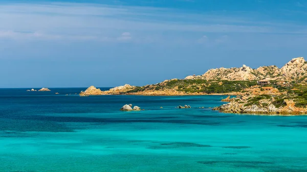 바위투성이 푸르스름 청록색 바다의 아름다운 이탈리아의 사르데냐 — 스톡 사진