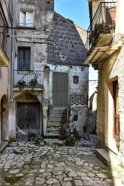 イタリアのカゼルタ州のピエトラメラーラの中世の村の古い家の間の狭い通り — ストック写真