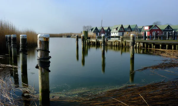 ボーデンの内陸港にボートハウスがある小さな釣りや観光港 — ストック写真