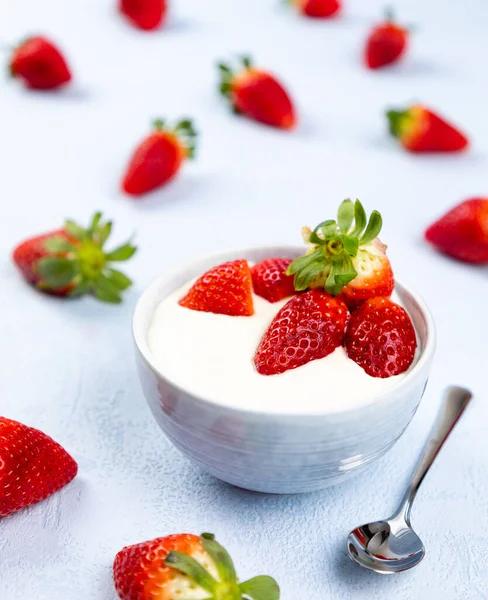 Closeup Shot Cream Dessert Strawberry Fruit Bowl Blue Background — Stock Photo, Image