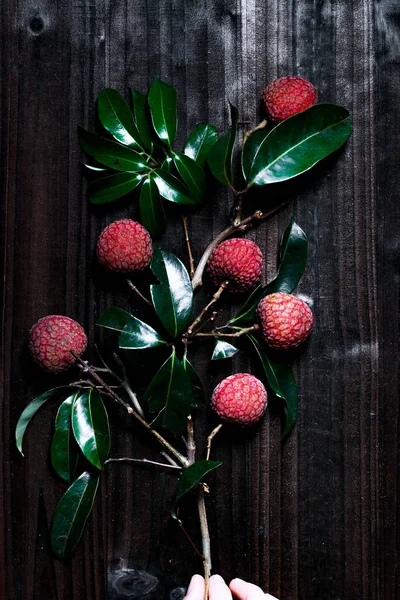 Tahta Masadaki Lychee Meyvelerinin Dikey Yakın Çekimi Üst Görünüm — Stok fotoğraf